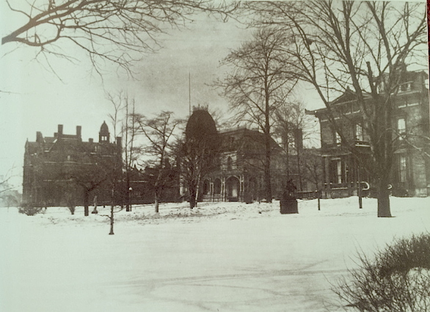 The mansions were ostentatious and attracted visitors from all around the world.